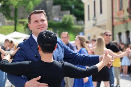 Kamnik danes v znamenju maturantske četvorke, v kateri je zaplesalo preko 200 maturantk in maturantov (105)